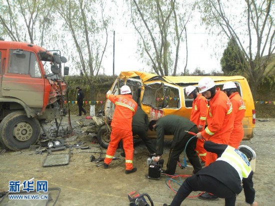 羅山縣車禍?zhǔn)鹿首钚聢蟮?，事故地點揭秘，25日最新消息